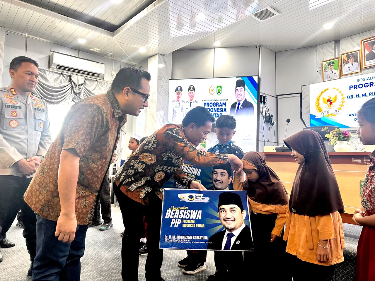 Balangan Serahkan Beasiswa PIP dan 1.000 Sarjana