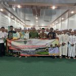 Bupati Balangan Abdul Hadi menyerahkan bantuan pendidikan kepada santri di Pondok Pesantren Riyadhul Muhibbin.