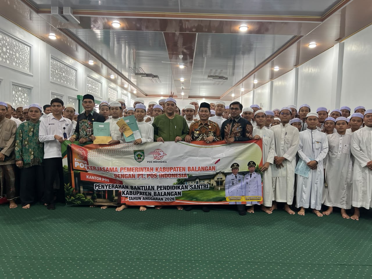 Bupati Balangan Abdul Hadi menyerahkan bantuan pendidikan kepada santri di Pondok Pesantren Riyadhul Muhibbin.