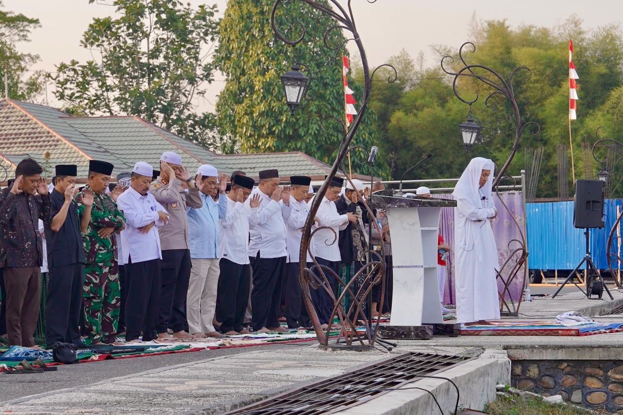 Salat Istisqa Pemkab Balangan dan Polres menghadapi kemarau dan karhutla