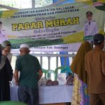 Pasar murah dan layanan administrasi kependudukan di Desa Bihara, Kecamatan Awayan.