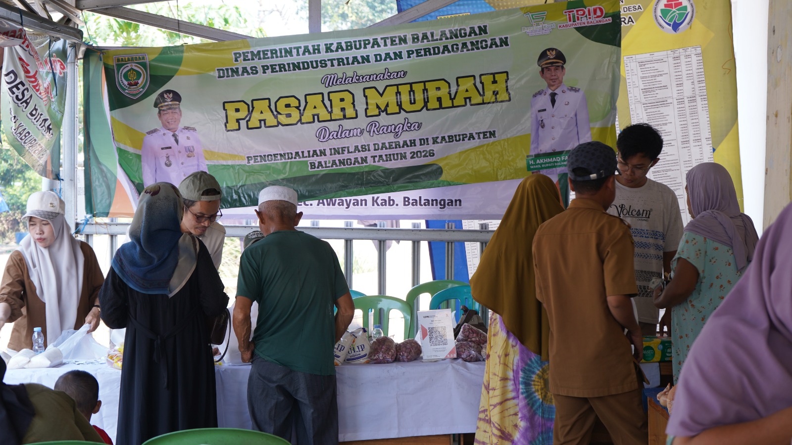 Pasar murah dan layanan administrasi kependudukan di Desa Bihara, Kecamatan Awayan.