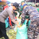 Kapolresta Banjarmasin Riza Muttaqin mengikuti Karya Bakti bersama TNI dan Pemkot di Pasar Antasari
