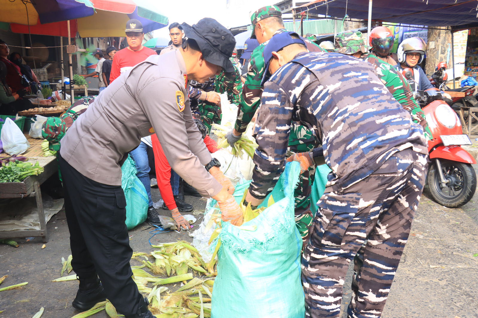 Kapolresta Banjarmasin Riza Muttaqin mengikuti Karya Bakti bersama TNI dan Pemkot di Pasar Antasari