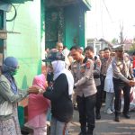 Polresta Banjarmasin menyerahkan bantuan kepada korban kebakaran rumah di Jalan Pandu