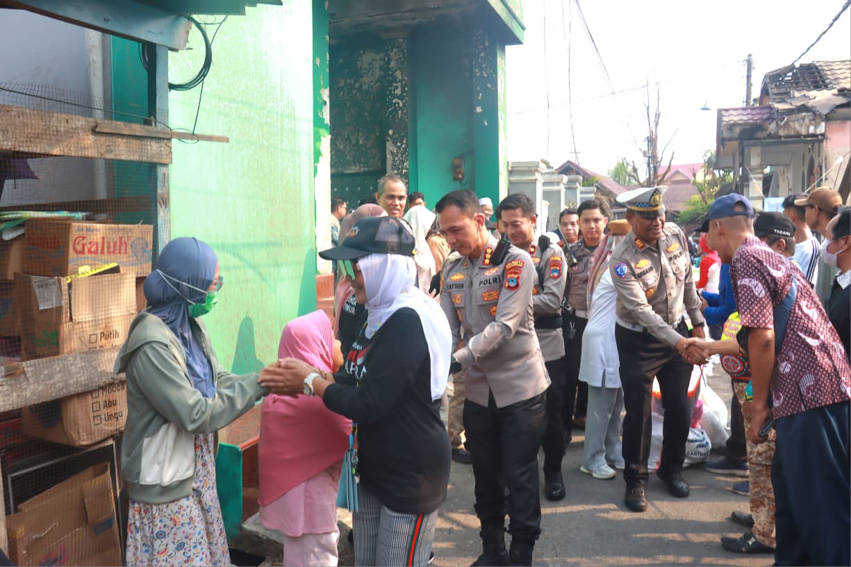 Polresta Banjarmasin menyerahkan bantuan kepada korban kebakaran rumah di Jalan Pandu