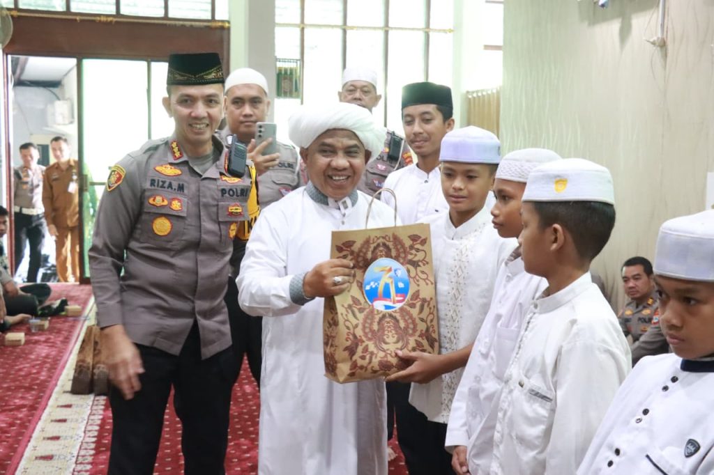 Kapolresta Banjarmasin Riza Muttaqin memimpin doa bersama Hari Lalu Lintas Bhayangkara ke-71