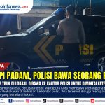 Polisi membawa seorang pria dari lokasi kebakaran Indrasari untuk dimintai keterangan