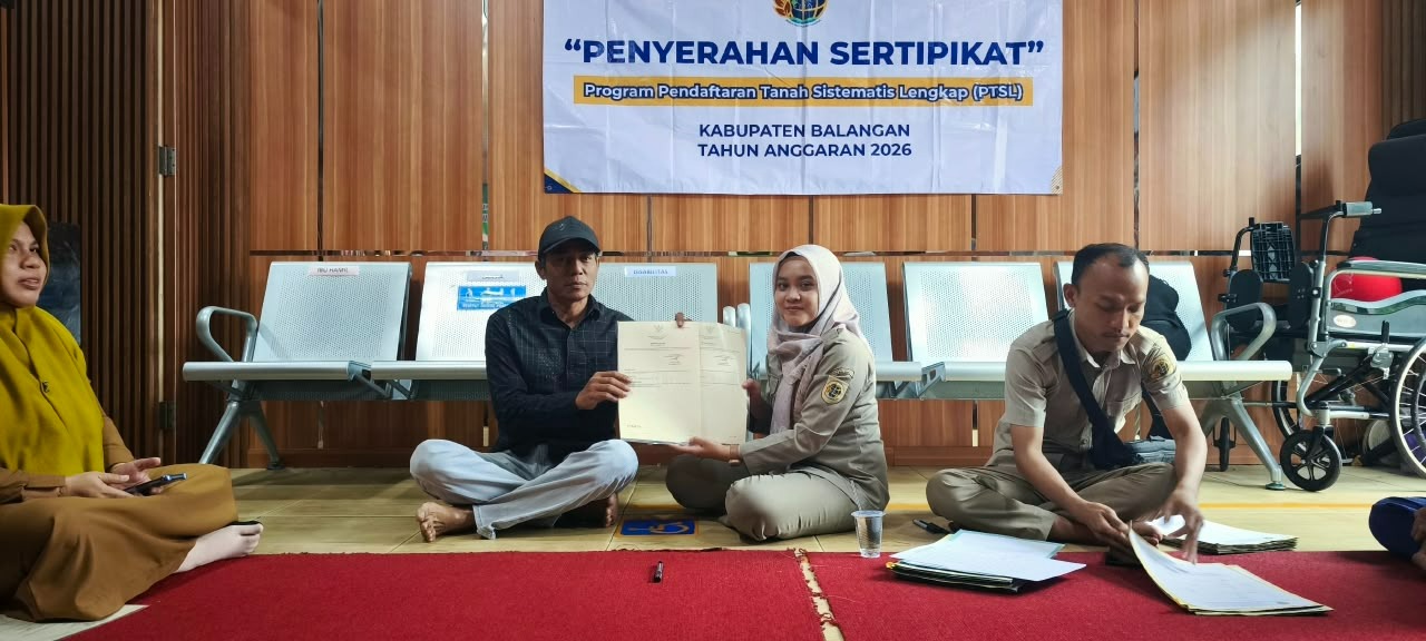 Kantah Balangan menyerahkan sertipikat PTSL kepada masyarakat Desa Muara Jaya.