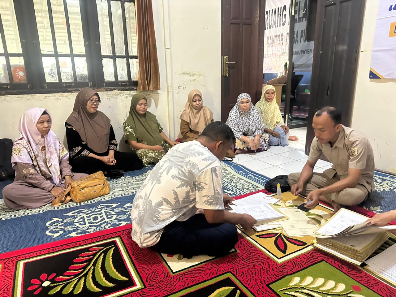 Kantah Balangan menyerahkan sertipikat PTSL kepada masyarakat Desa Pulantan.