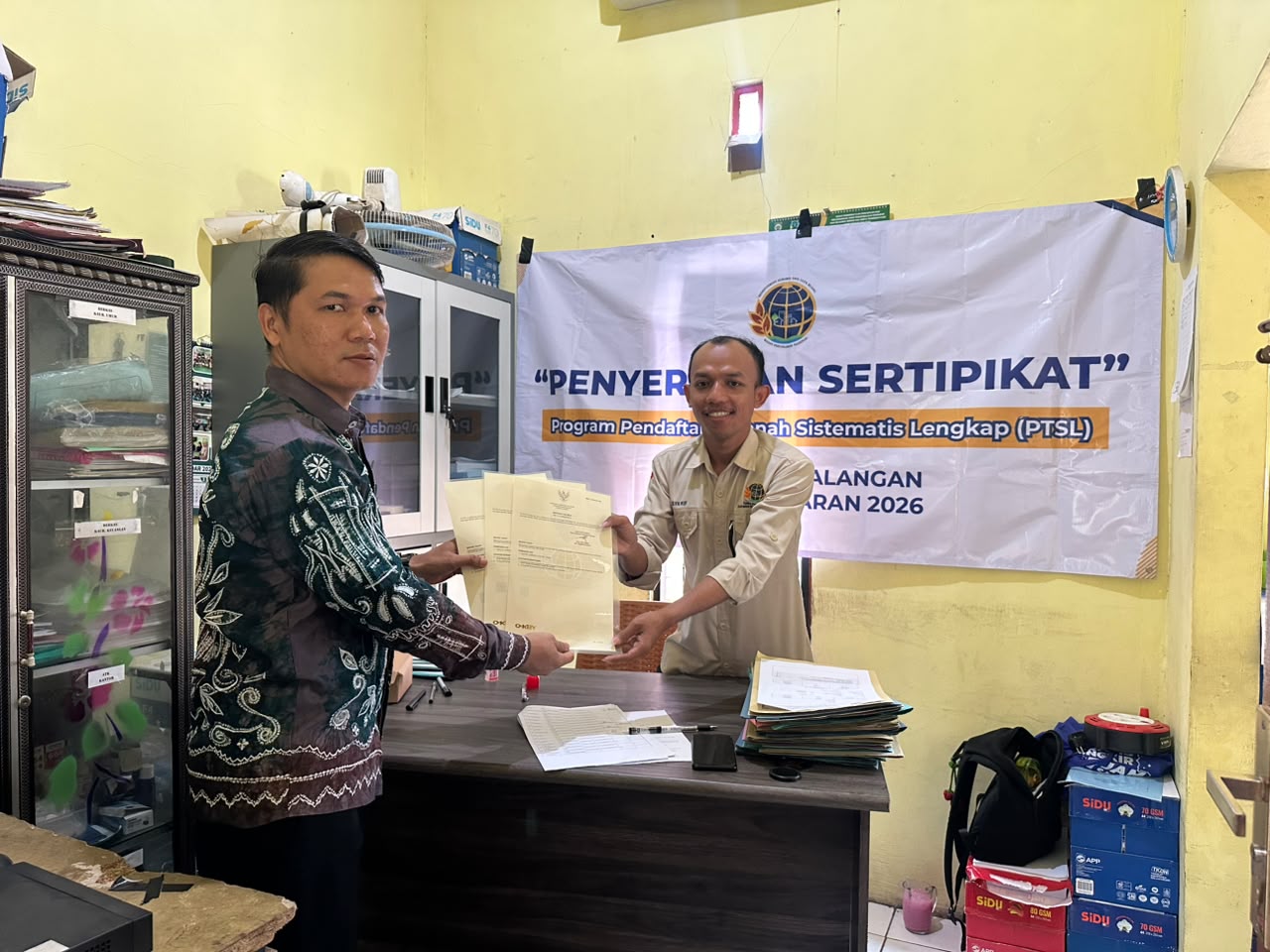 Kantah Balangan menyerahkan sertipikat PTSL kepada masyarakat Desa Mampari.