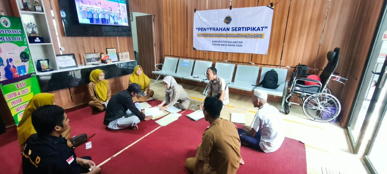Penyerahan sertipikat PTSL kepada masyarakat Desa Muara Jaya oleh Kantah Balangan.