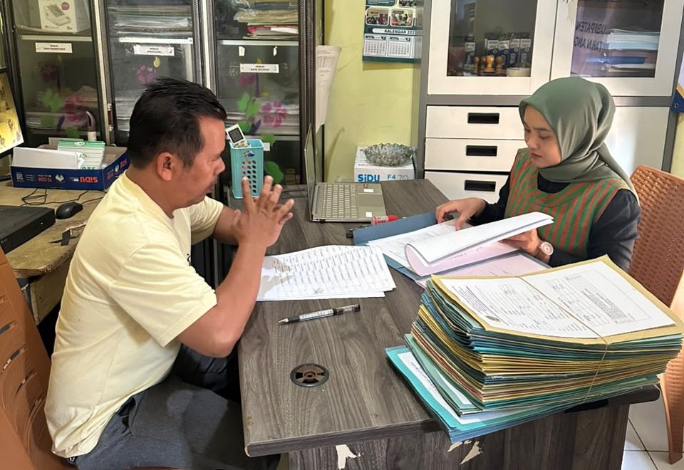 Penyerahan sertipikat PTSL kepada masyarakat Desa Mampari oleh Kantah Balangan.