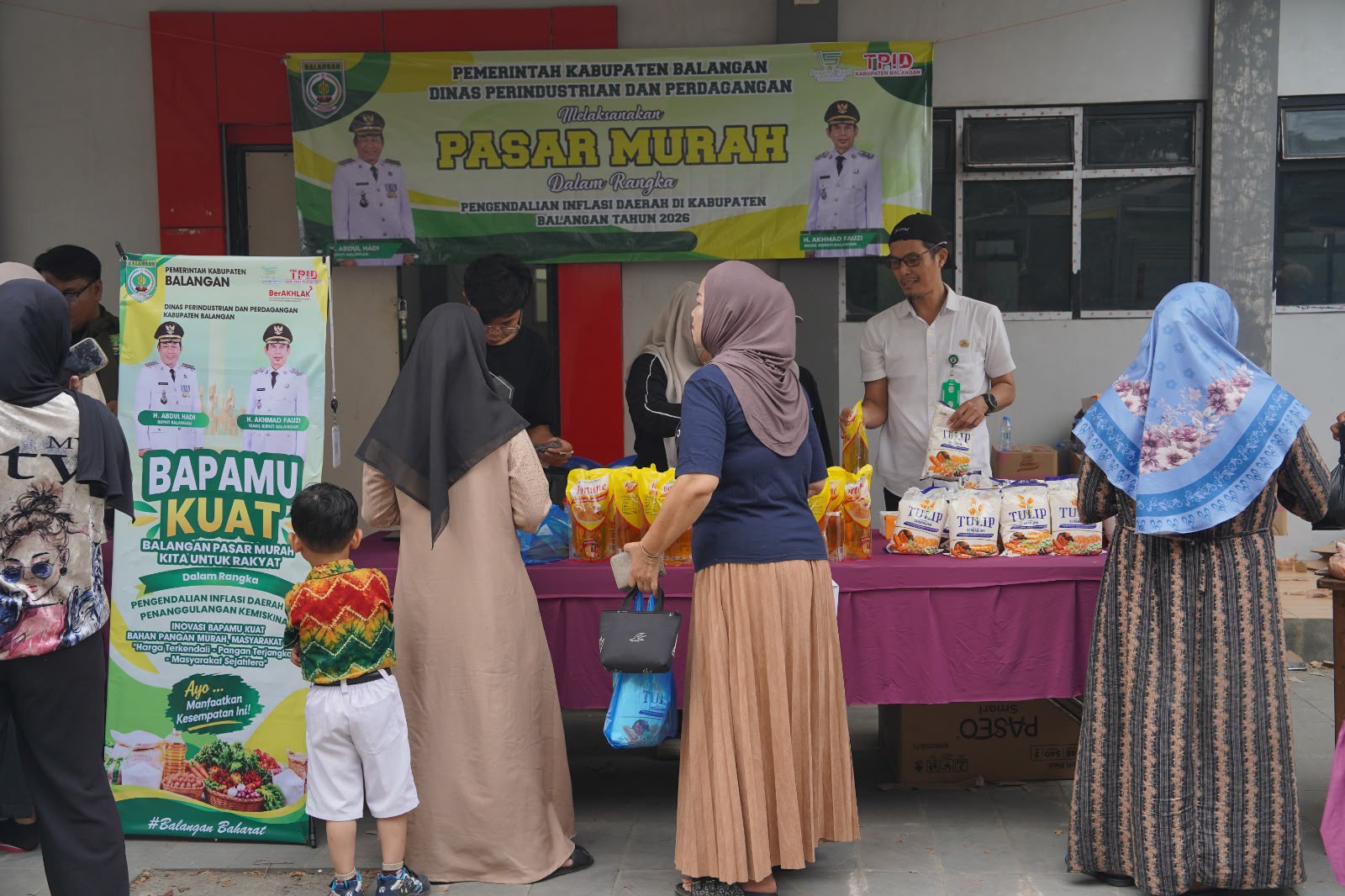 Pasar murah Disperindag Balangan menyediakan daging ayam dan kebutuhan pokok di Batumandi.