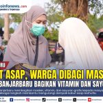 TP PKK Banjarbaru membagikan masker dan vitamin kepada warga saat kabut asap